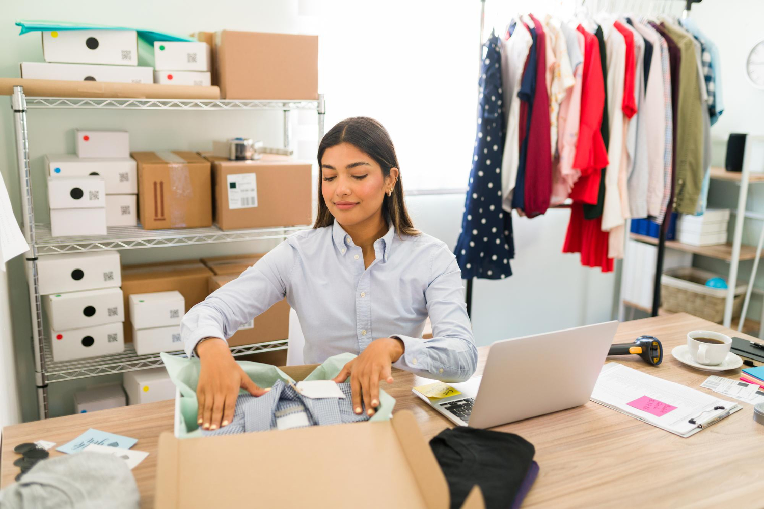 Mujer usando un portátil para gestionar su tienda online
